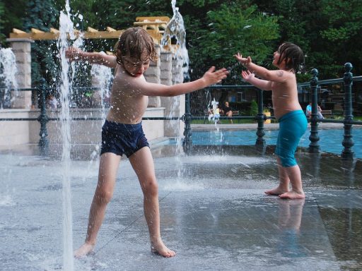 Kinderen spelen buiten op een zomerse dag op straat met stoepkrijt