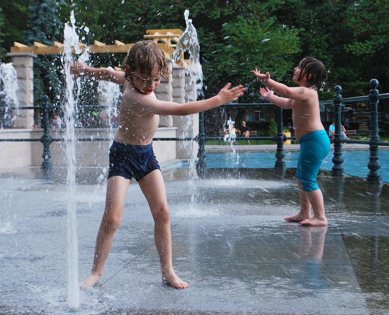 Kinderen spelen buiten op een zomerse dag op straat met stoepkrijt