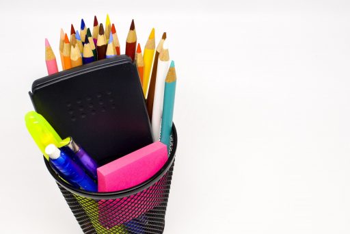 Een middelbare scholier werkt aan wiskunde met een grafische rekenmachine op tafel