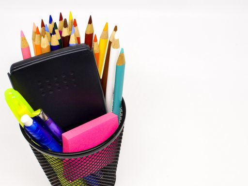 Een middelbare scholier werkt aan wiskunde met een grafische rekenmachine op tafel