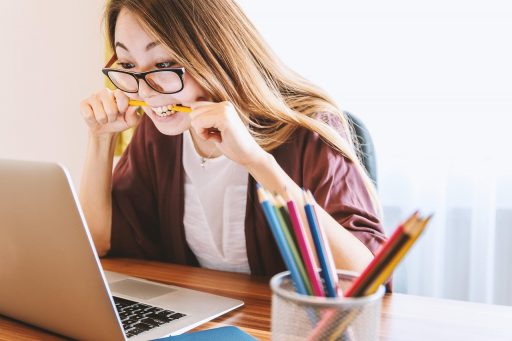 Kind dat samen met een ouder een digitale kaart bekijkt op een laptop tijdens het huiswerk