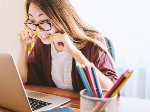 Kind dat samen met een ouder een digitale kaart bekijkt op een laptop tijdens het huiswerk