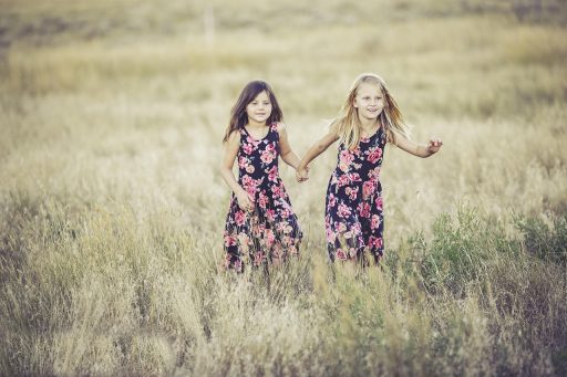 Kinderen spelen buiten op een zonnige zomerdag in de natuur