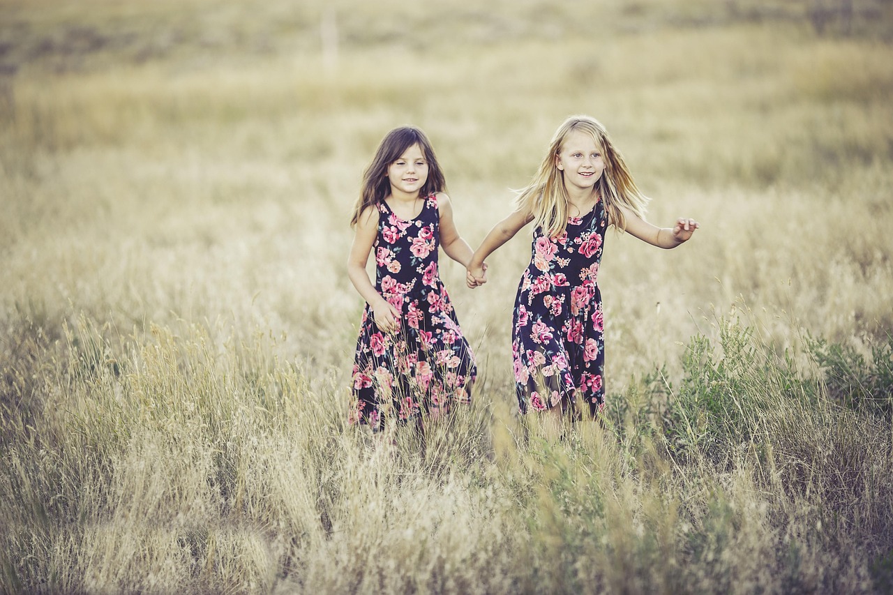 Kinderen spelen buiten op een zonnige zomerdag in de natuur