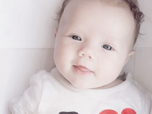 Baby liggend op een witte achtergrond, klaar voor een officiële pasfoto