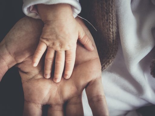 Ouder en kind bekijken samen een spaarpot aan de keukentafel