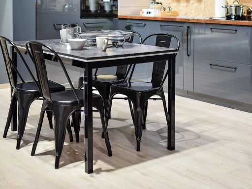 Een nieuw samengesteld gezin zit samen aan tafel voor het avondeten
