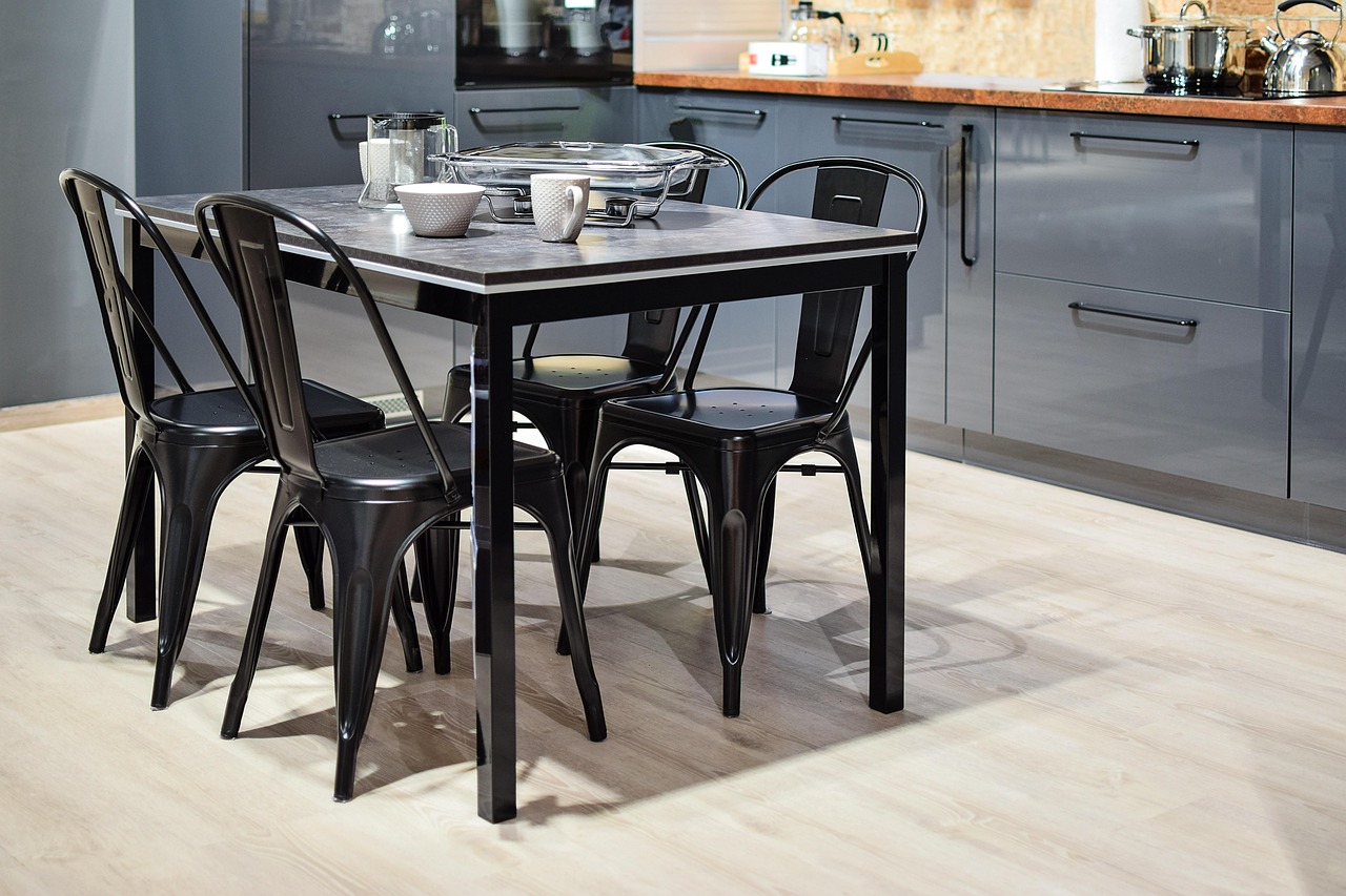 Een nieuw samengesteld gezin zit samen aan tafel voor het avondeten