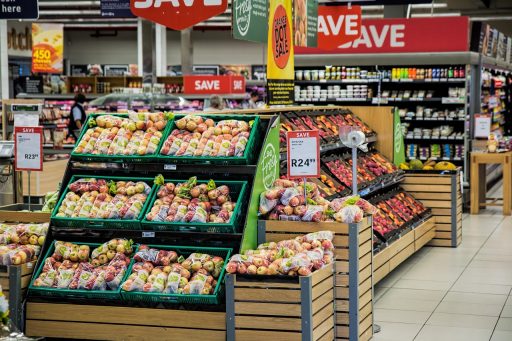 Een tiener helpt achter de toonbank in een winkel als eerste werkervaring