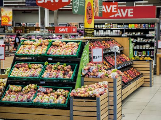 Een tiener helpt achter de toonbank in een winkel als eerste werkervaring