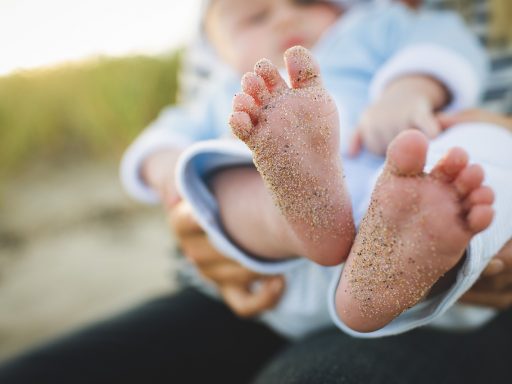 Twee ouders zitten samen met hun kind bij de huisarts voor een medisch overleg
