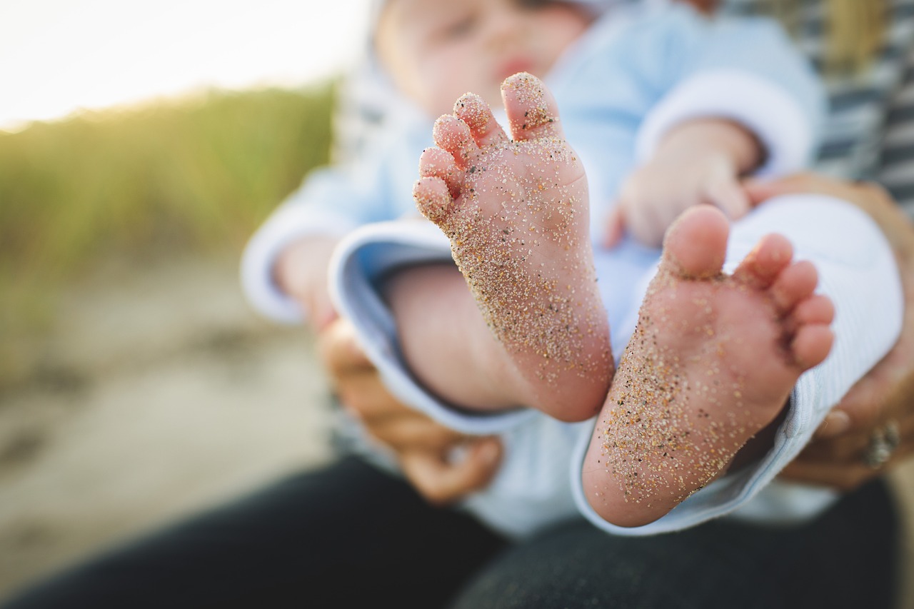 Twee ouders zitten samen met hun kind bij de huisarts voor een medisch overleg