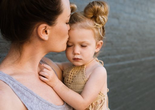 Twee ouders en een kind bespreken regels rond het gebruik van een tablet