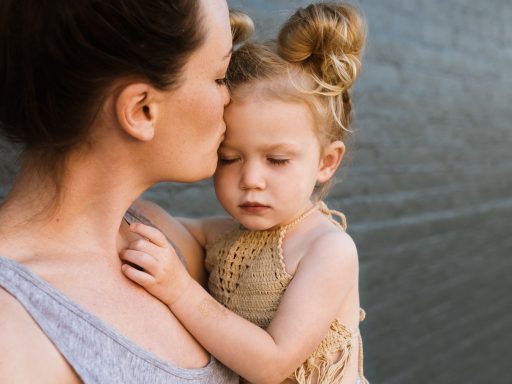 Twee ouders en een kind bespreken regels rond het gebruik van een tablet