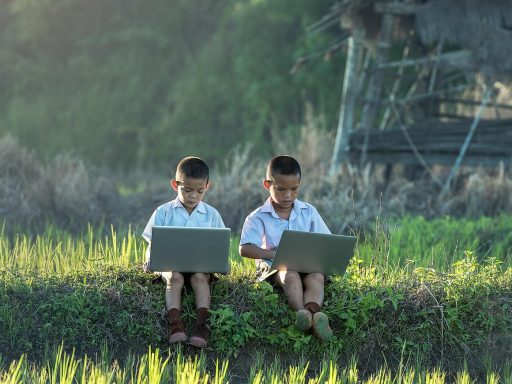 Kind speelt een online spel op een tablet aan de keukentafel