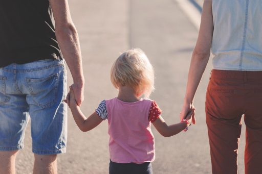Twee ouders zitten samen aan tafel en bekijken papieren over kinderopvangkosten bij co-ouderschap