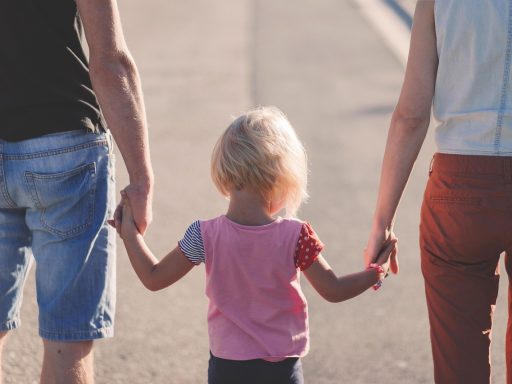 Twee ouders zitten samen aan tafel en bekijken papieren over kinderopvangkosten bij co-ouderschap