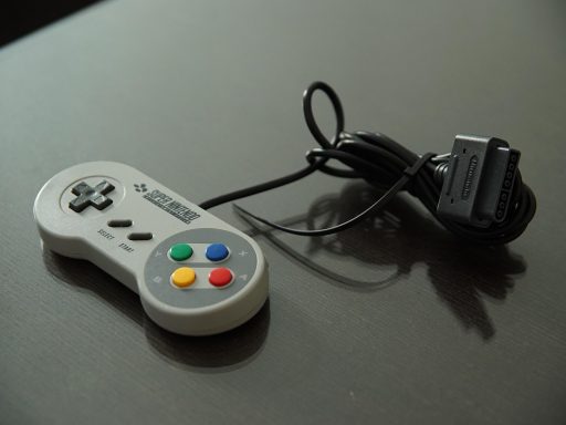 Kind speelt op een spelcomputer in de woonkamer, terwijl een ouder meekijkt