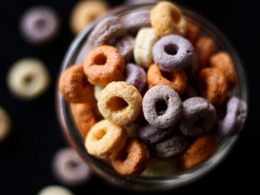 Kind eet een gevarieerd ontbijt met fruit en volkoren brood