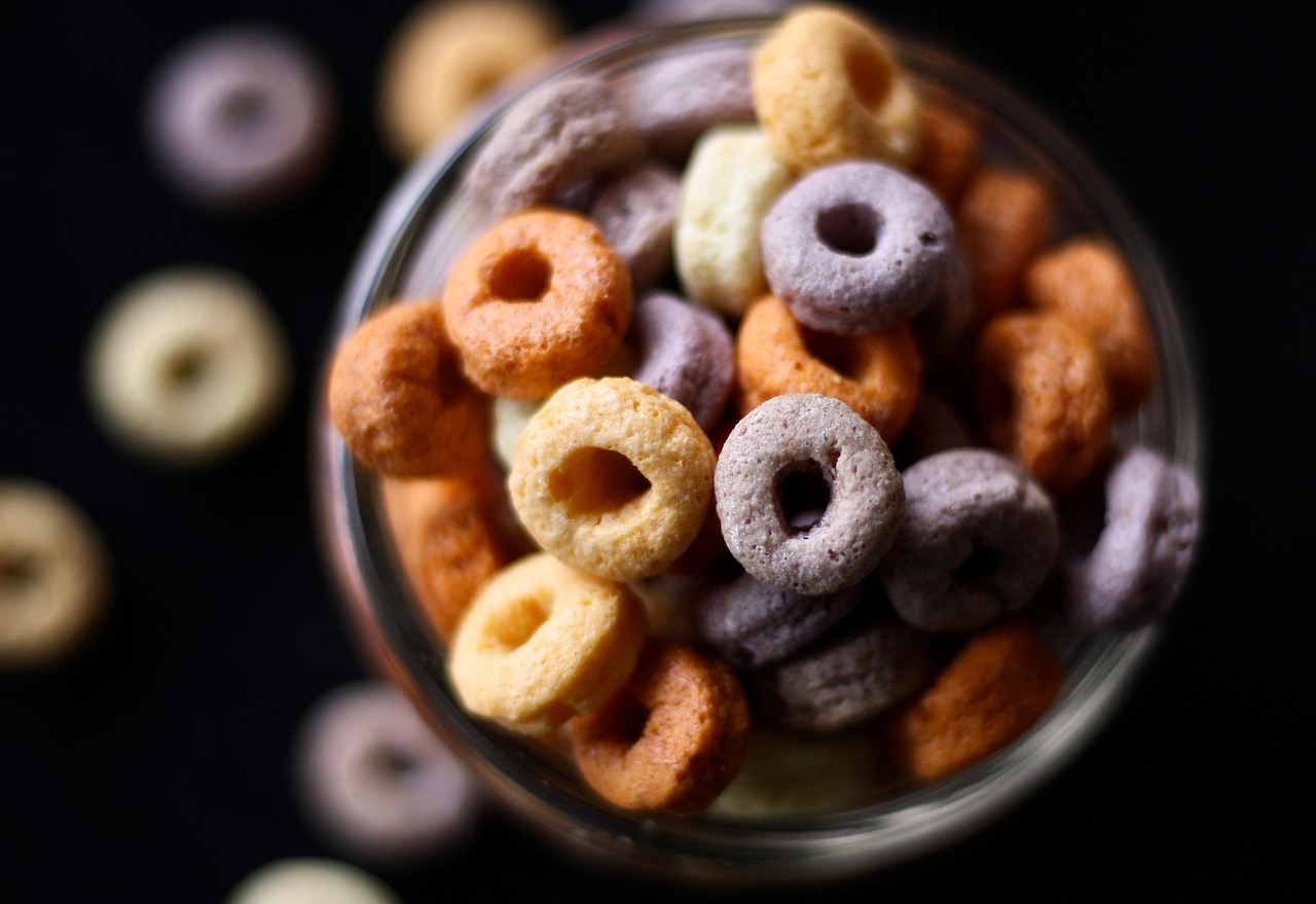 Kind eet een gevarieerd ontbijt met fruit en volkoren brood