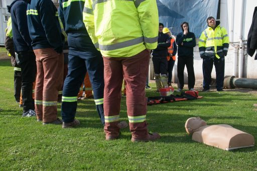 Een volwassene oefent reanimatie op een kind tijdens een eerste hulp training