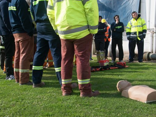 Een volwassene oefent reanimatie op een kind tijdens een eerste hulp training