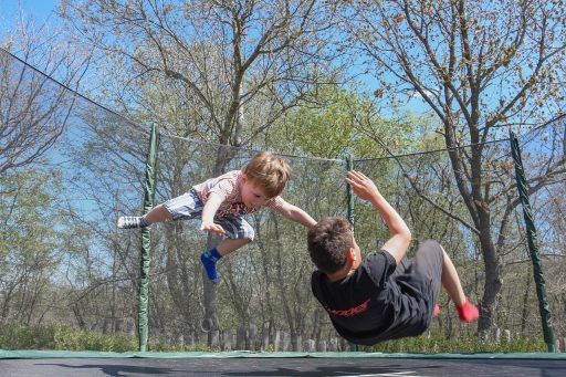 Kinderen die enthousiast buiten spelen op een zomermiddag in de tuin