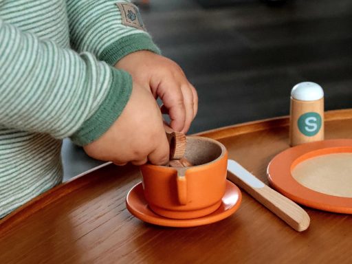Ouder inspecteert tweedehands houten speelgoed op veiligheid
