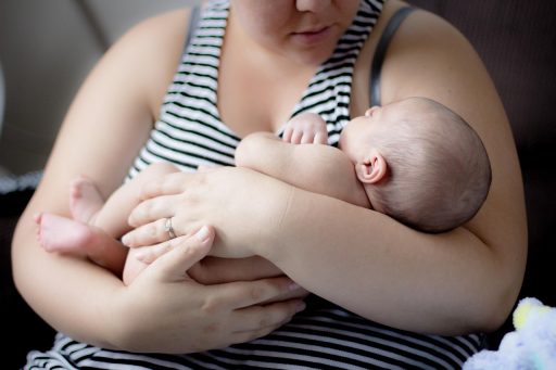 Moeder en pasgeboren baby kijken elkaar aan tijdens een rustig moment