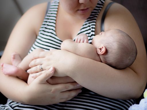 Moeder en pasgeboren baby kijken elkaar aan tijdens een rustig moment
