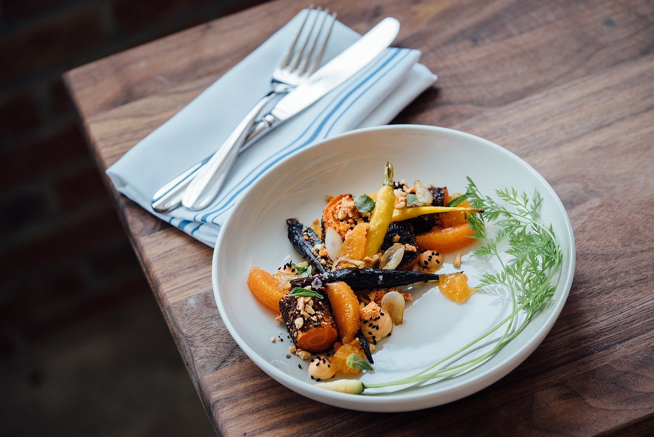 Kind aan tafel kijkt naar een bord met peulvruchten