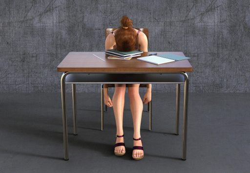 Tiener aan het bureau met scheikundeboek en aantekeningen
