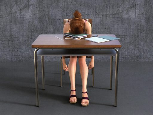 Tiener aan het bureau met scheikundeboek en aantekeningen
