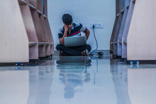 Tiener die zelfstandig studeert aan een bureau met een schoolagenda en boeken