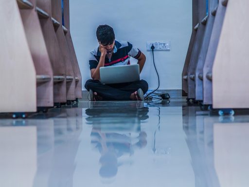 Tiener die zelfstandig studeert aan een bureau met een schoolagenda en boeken