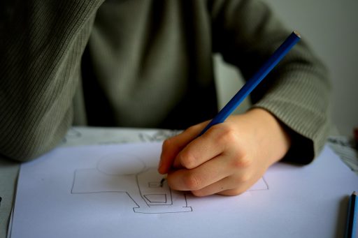 Ouders en leerkracht in gesprek aan een tafel op school