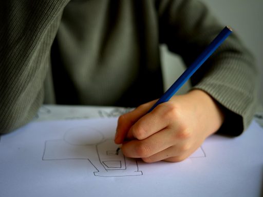 Ouders en leerkracht in gesprek aan een tafel op school