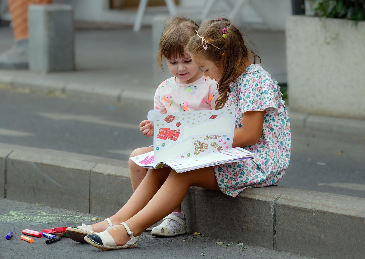 Twee peuters spelen samen met houten blokken op de vloer