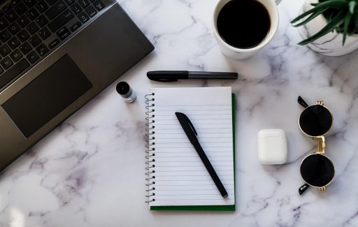 Een middelbare scholier werkt op een laptop aan een schooltafel