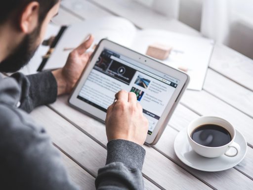 Kind dat geconcentreerd een tablet gebruikt voor digitaal leren