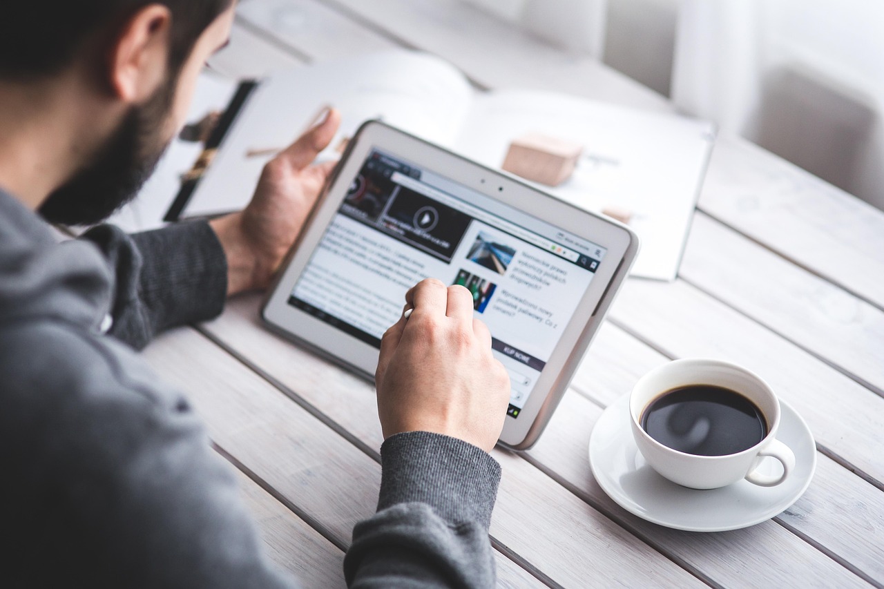 Kind dat geconcentreerd een tablet gebruikt voor digitaal leren