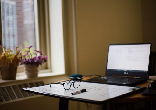 Kind werkt aan een beheerd schoolapparaat aan de keukentafel thuis