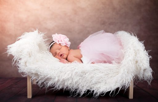 Slapende baby in een wiegje met zachte verduisterende gordijnen op de achtergrond