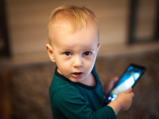 Kind dat een smartphone vasthoudt terwijl een locatiemelding op het scherm verschijnt