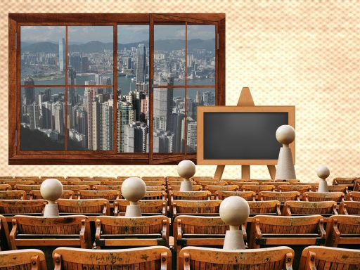 Ouders in gesprek tijdens een medezeggenschapsvergadering op een kleine basisschool
