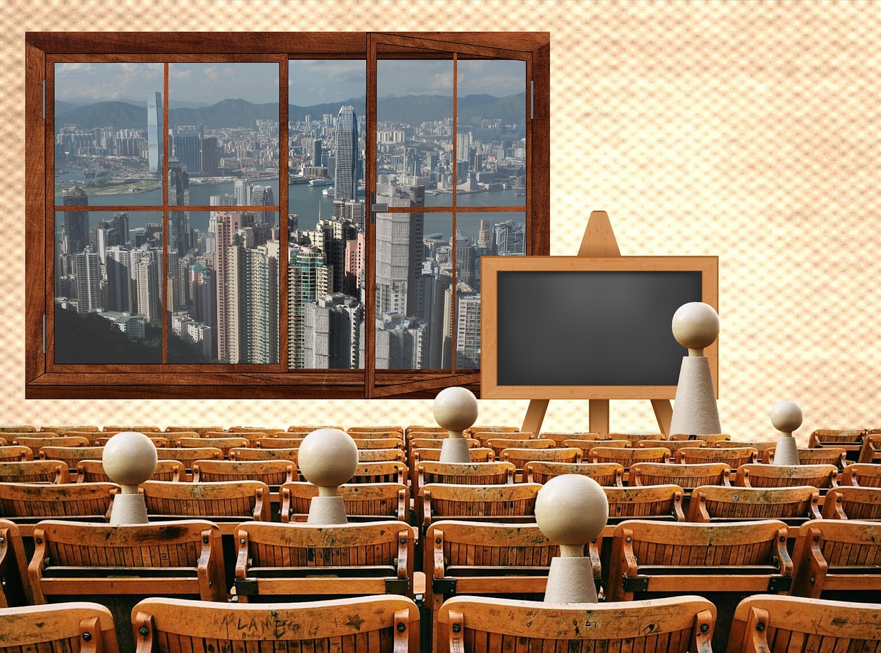 Ouders in gesprek tijdens een medezeggenschapsvergadering op een kleine basisschool