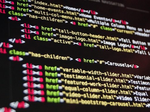 Een tiener die geconcentreerd achter een computerscherm zit en werkt aan een digitaal project in een game-editor