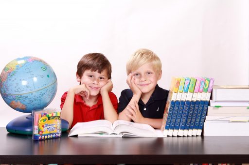 Een peuter en een oudere tiener eten samen een snack aan de keukentafel na school