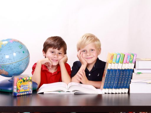 Een peuter en een oudere tiener eten samen een snack aan de keukentafel na school