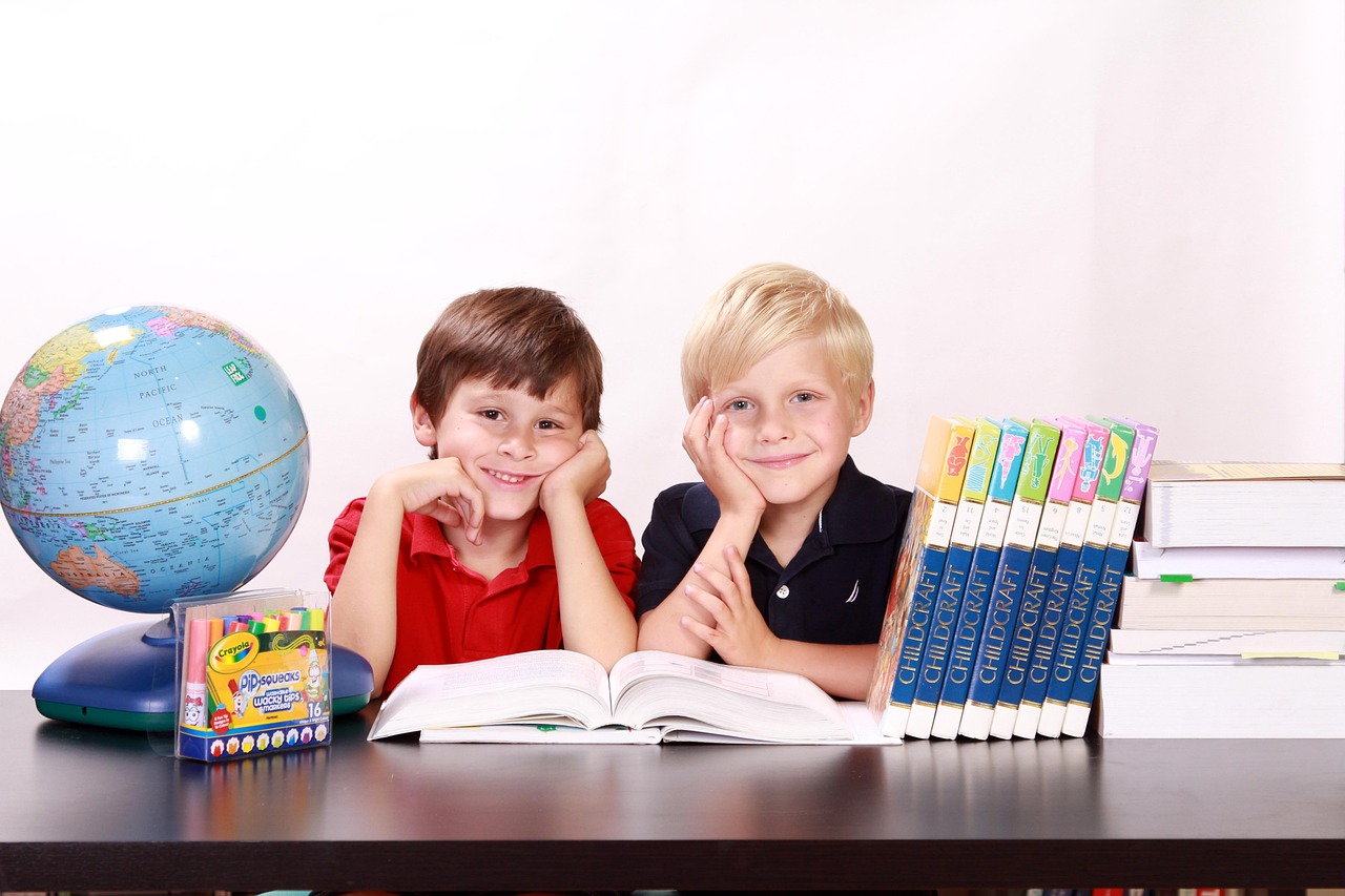 Een peuter en een oudere tiener eten samen een snack aan de keukentafel na school